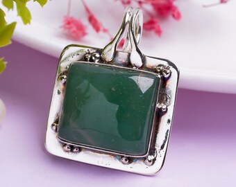 Colgante de jade verde* Hermosa piedra preciosa verde oscuro* Trabajo de plata hecho a mano, joyería de ley 925* Forma rectangular* Mujeres magnífico regalo* L-336