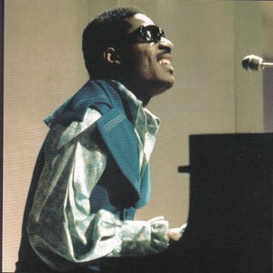 Póster/recorte de libro vintage original en miniatura con marco de cartón negro - Stevie Wonder (principios de la década de 1970)