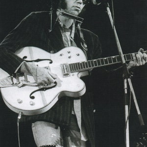 Mini póster vintage original / Marco de tarjeta y recorte de libro - Neil Young, On Stage, 1970s