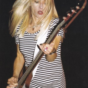 Originele vintage miniposter/boekknipsel en kaartlijst - Sonic Youth's Kim Gordon (jaren 90)