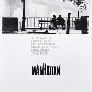 以下が含まれることがあります： 映画「マンハッタン」の白黒ポスター。橋を背景にベンチに座る2人のシルエットが描かれています。映画のタイトルと、キャストとスタッフの名前が記載されています。