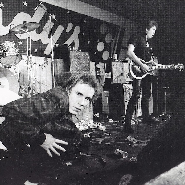 Mini póster vintage original / recorte de libro: The Sex Pistols, en el escenario, 1977