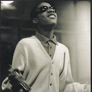Póster/recorte de libro vintage original en miniatura con marco de cartón negro: El pequeño Stevie Wonder (mediados de los años 60)