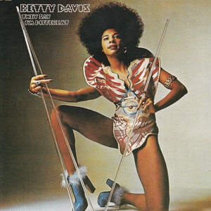 Poster originale in miniatura vintage con cornice in cartoncino nero - Betty Davis - They Say I'm Different