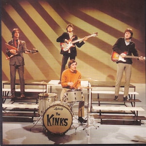 Póster/recorte de libro vintage original en miniatura con marco de cartón negro: The Kinks en televisión (mediados de los 60)