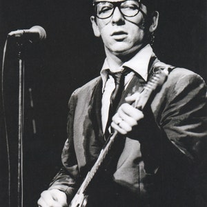 Póster original vintage en miniatura, recorte de libro y marco de tarjeta: Elvis Costello, On Stage, finales de los años 70