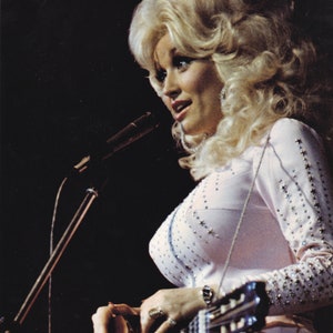 Dolly Parton, Londyn, 1976 – Oryginalny miniplakat vintage / wycinek z książki