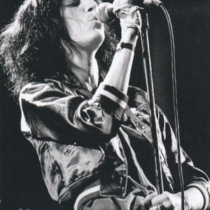 Mini póster vintage original / Recorte de libro y marco de tarjeta - Patti Smith, On Stage, 1970s