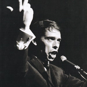 Mini póster vintage original / recorte de libro y marco de tarjeta - Jacques Brel (década de 1960)