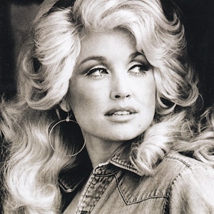 Original Vintage Mini Poster / Book Clipping & Card Frame -Dolly Parton (1970s)