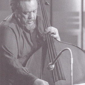 Oryginalny zabytkowy mini plakat jazzowy / wycinek książki i ramka na karty - Charles Mingus, Nowy Jork, lata 60. XX wieku
