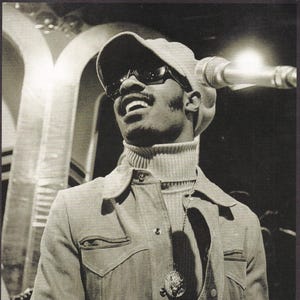 Póster/recorte de libro vintage original en miniatura con marco de cartón negro - Stevie Wonder (principios de la década de 1970)