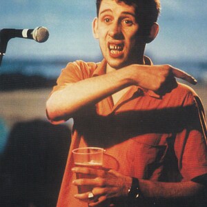 Mini póster vintage original/recorte de libro y marco de tarjeta: Shane MacGowan (The Pogues), en el escenario, años 80