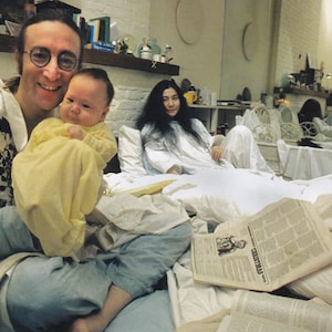 Mini póster vintage original / recorte de libro: John Lennon y Yoko Ono con Baby Sean, edificio Dakota, 1975