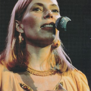 Póster vintage original en miniatura, recorte de libro y marco de tarjeta: Joni Mitchell, On Stage, principios de los años 70
