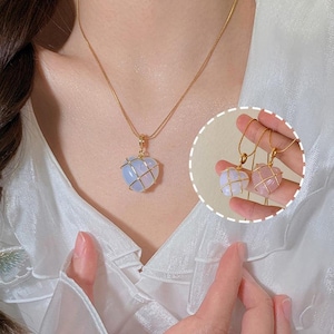 Collar de princesa de piedra lunar, delicada joya de cuento de hadas, colgante de corona caprichoso, regalo mágico para niñas y ella.