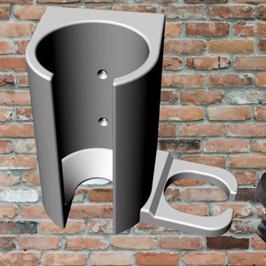 以下が含まれることがあります： 黒いカップホルダーと銀色のフックが付いた銀色の壁掛け。壁掛けはレンガの壁に取り付けられています。銀色と黒色のジュースブースターとゲージも写っています。