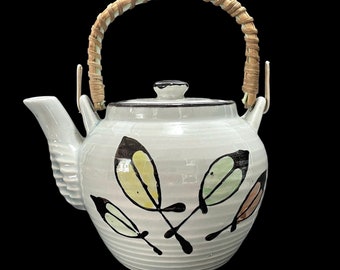 Tetera de cerámica vintage de la década de 1960 hecha en Japón, gres con plumas pintadas a mano y mango de bambú - Idea de regalo de decoración del hogar coleccionable rara