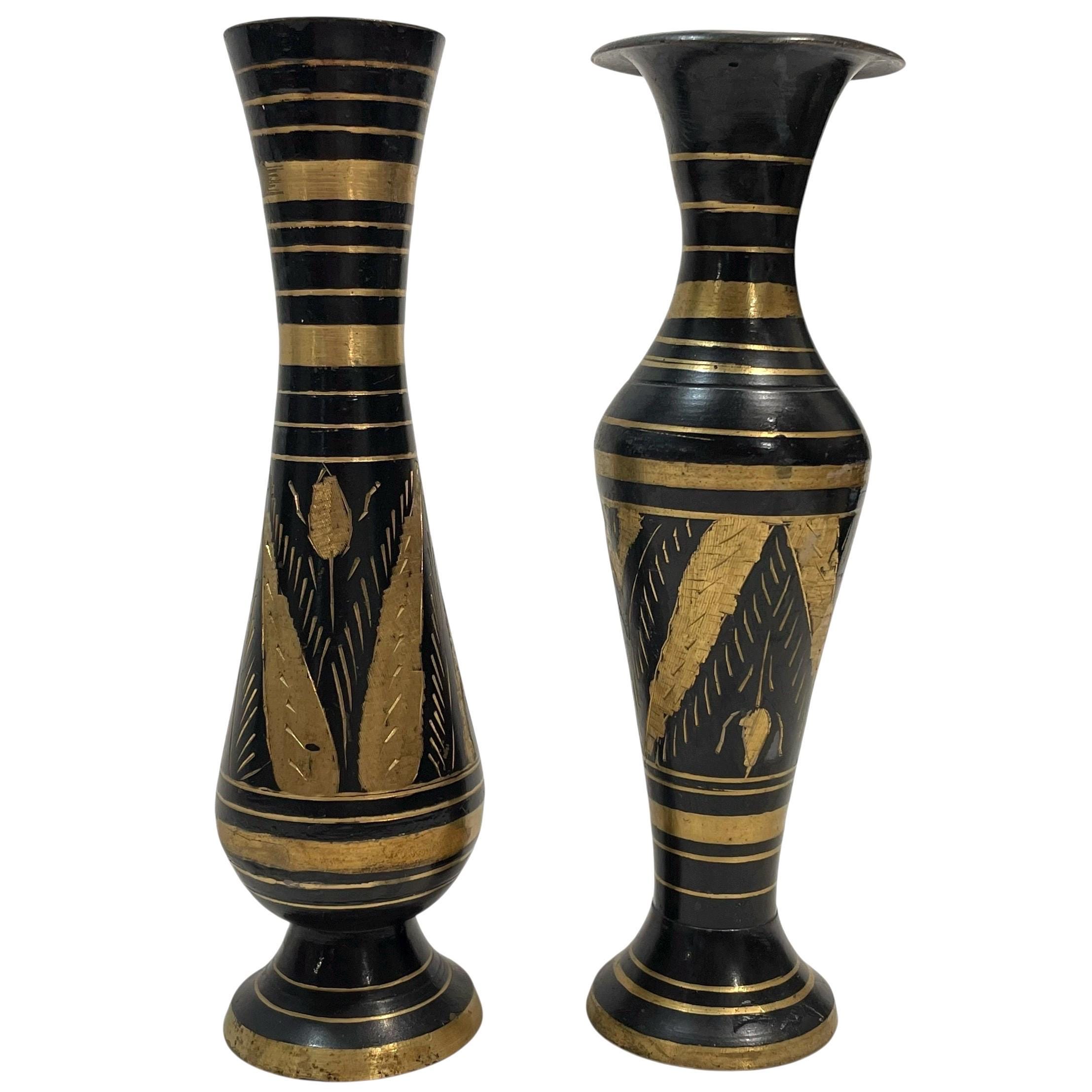 1970年代のヴィンテージインド製ミニ真鍮花瓶（エッチング花柄と黒