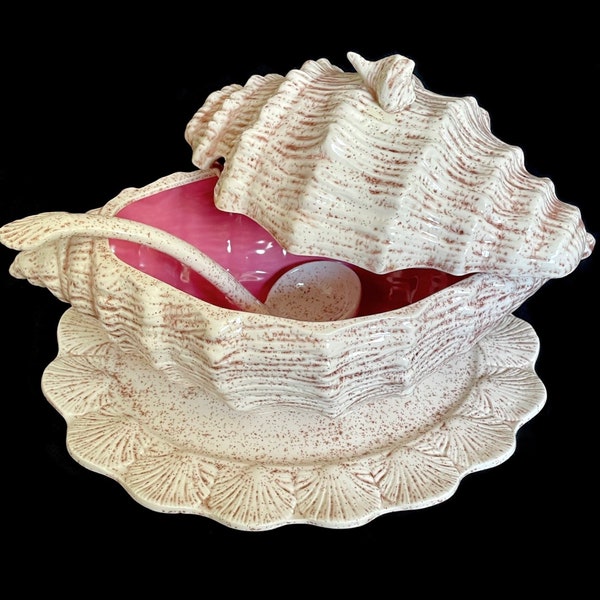 Vintage 1980er italienische Conch Shell Suppenterrine Signiert von Künstler Amalia mit Deckel, Schöpfkelle & Servierplatte Set Beige Pink Interior Home Decor