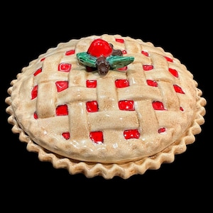 Vintage 1980s Cherry Pie Tart Keeper Unikatowy talerz z ceramiki pokrytej wzorem kratowym - nakładany talerz z pokrywką