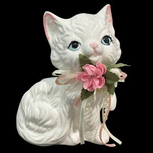 Vintage 1990s Trippies Inc. Weiße Porzellan Kätzchen Katze Figur mit rosa Blumen