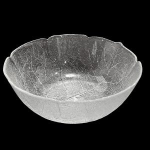 Peut inclure: Bol en verre transparent avec un motif de feuille. Le bol a une surface texturée avec des motifs en forme de veines et un bord festonné. Le bol est posé sur un fond noir.