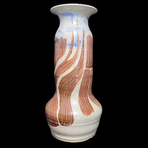 Könnte beinhalten: Eine weiße Keramikvase mit einem abstrakten Design in Braun und Blau. Die Vase hat eine breite Öffnung und einen schmalen Hals.