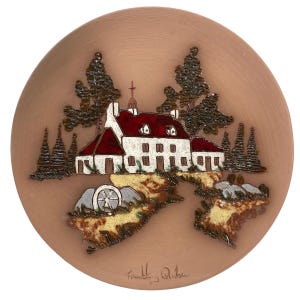 Puede incluir: Un plato decorativo redondo y marrón con un relieve en relieve. Representa un edificio blanco con un tejado rojo, rodeado de árboles. Un camino conduce al edificio, y el plato está firmado "Tremblay Quebec".