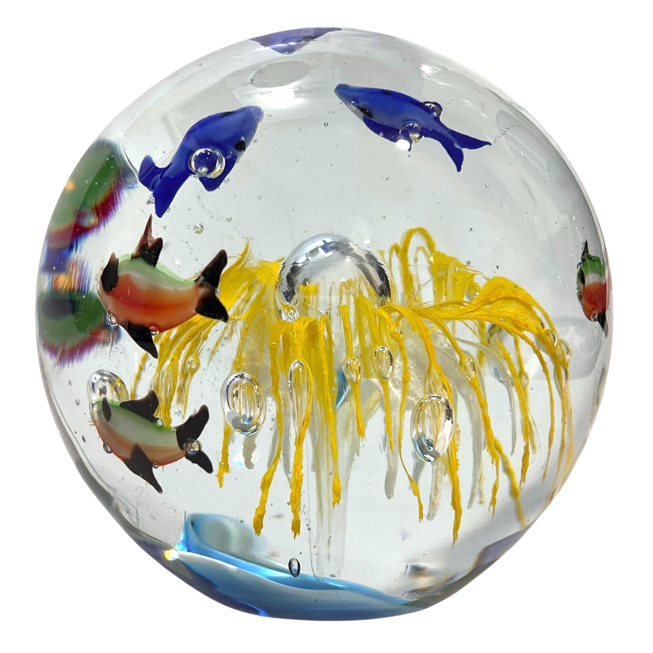 Presse-papier Vintage En Résine Lucite Transparent – Poisson Doré Inclus – Fait Main