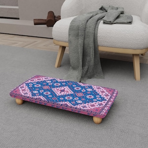 Elevador de cama con motivo Kilim azul magenta / Reposapiés de diseño ecléctico para dormitorio / H-1450