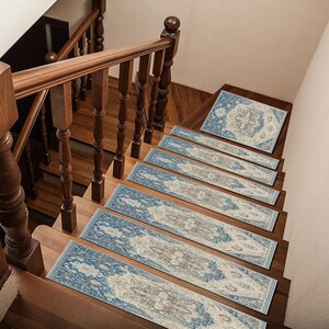 Puede incluir: Juego de pelda&ntilde;os de escalera con un dise&ntilde;o floral azul y beige. Los pelda&ntilde;os rectangulares est&aacute;n colocados en escaleras de madera. Los pelda&ntilde;os tienen un aspecto envejecido y vintage, y est&aacute;n dise&ntilde;ados para proteger las escaleras.