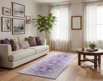 Könnte beinhalten: Ein rechteckiger Teppich mit einem abgenutzten Muster in tiefen Violett- und Weißtönen. Der Teppich liegt auf einem hellen Holzboden in einem Wohnzimmer, zentriert vor einem cremefarbenen Sofa mit violetten und gemusterten Kissen.