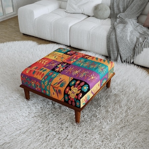 Puede incluir: Un otomán cuadrado con una tela de patchwork vibrante con patrones florales y botánicos multicolores en tonos rojo, naranja, amarillo, azul y morado, apoyado sobre cuatro patas cortas de madera marrón oscuro con acabado liso.