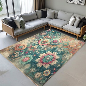 Pode incluir: Um tapete de estilo vintage com um padrão floral em tons de rosa, amarelo, verde e azul. O tapete tem um aspeto desgastado e desbotado, o que lhe confere um aspeto rústico.