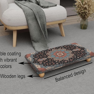Sgabello poggiapiedi imbottito fatto a mano con motivo etnico, panca bassa con piattaforma e gambe in legno per arredamento boho e classico