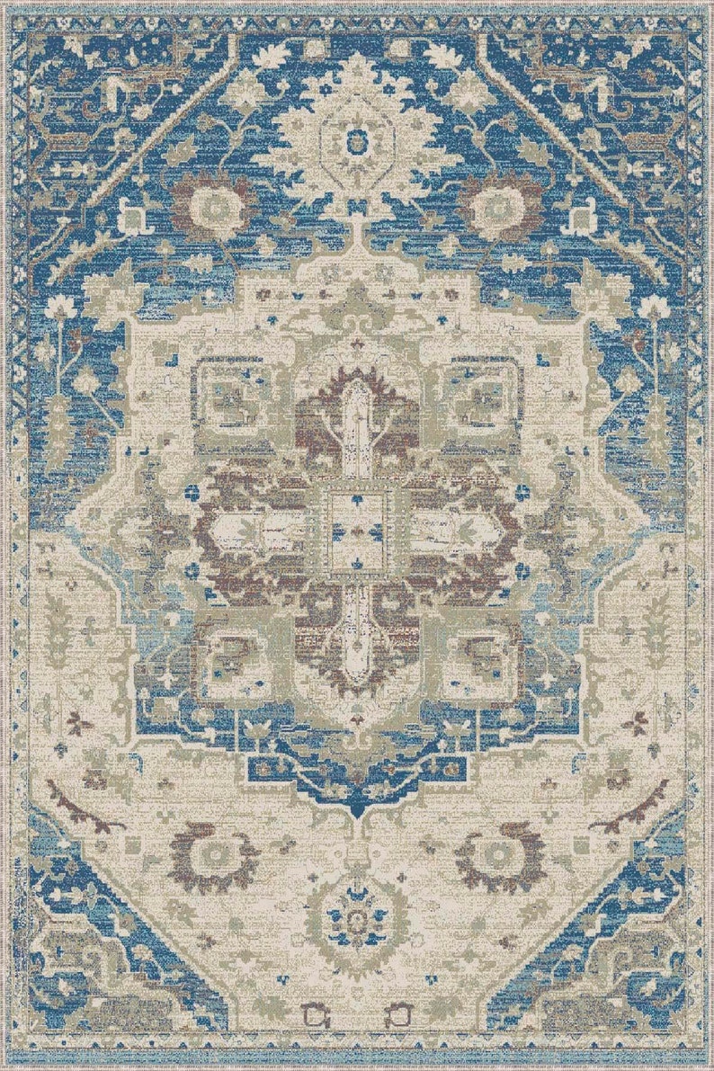 Puede incluir: Alfombra rectangular con un dise&ntilde;o tradicional intrincado. La alfombra presenta un medall&oacute;n central en tonos beige, marr&oacute;n y azul, rodeado por un borde de patrones azules y beige. La est&eacute;tica general es vintage y ornamentada.