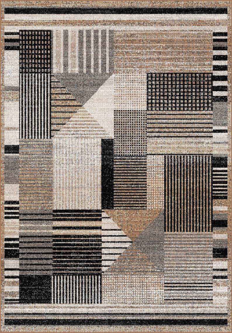 Op de afbeelding: Abstract geometrisch tapijt in zwart en bruin. Het tapijt heeft verschillende patronen, waaronder strepen, ruiten en geometrische vormen.