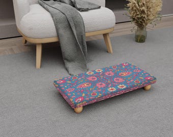 Sgabello basso Kilim floreale turchese con gambe in legno, poggiapiedi da pavimento in stile vintage colorato per arredamento boho, H-891