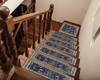 tapis bleu usé, bande de roulement d'escalier bordée, bande de roulement d'escalier arrondie, coureur de tapis turc, tapis vintage rassis, bande de roulement d'escalier de ferme, décor de marche extérieure