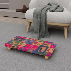 Taburete de madera con estampado de animales de la selva y patchwork / Reposapiés ecléctico / H-1433