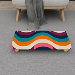 Groovy 70er Jahre Wave Bett Tritthocker | Helle abstrakte gestreifte Schreibtischfußstütze | H-1533