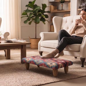 Taburete bajo de plataforma Kilim hecho a mano, pequeño reposapiés acolchado para cama o sala de estar H-845