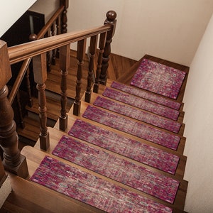Puede incluir: Un conjunto de siete peldaños de escalera con un diseño estampado en rosa y gris. Los peldaños están hechos de un material suave y antideslizante, perfectos para agregar un toque de estilo y seguridad a tus escaleras.