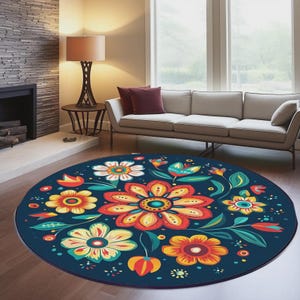 Puede incluir: Una alfombra redonda con un fondo azul oscuro y un diseño floral vibrante. Las flores son en tonos de rojo, amarillo y naranja, con hojas y acentos verdes. La alfombra está colocada sobre un suelo de madera en un salón.