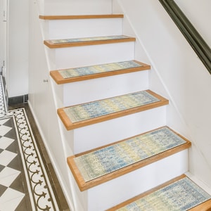 Puede incluir: Un conjunto de cinco peldaños de escalera con un diseño estampado en azul, amarillo y beige. Los peldaños están hechos de un material suave y antideslizante y están diseñados para agregar un toque de estilo y seguridad a cualquier escalera.