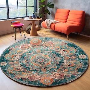 Puede incluir: Una alfombra circular grande que presenta un patrón de medallón complejo y simétrico en tonos azul verdoso profundo, naranja quemado y crema. El diseño consta de intrincados motivos florales y geométricos que irradian desde un punto central.