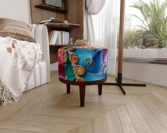 Könnte beinhalten: Ein runder Hocker mit einem lebendigen, mehrfarbigen abstrakten Druck mit wirbelnden Mustern in Blau-, Orange-, Lila- und Grüntönen. Das Möbelstück steht auf vier dunkelbraunen Holzbeinen und hat eine glatte, gepolsterte Oberfläche.