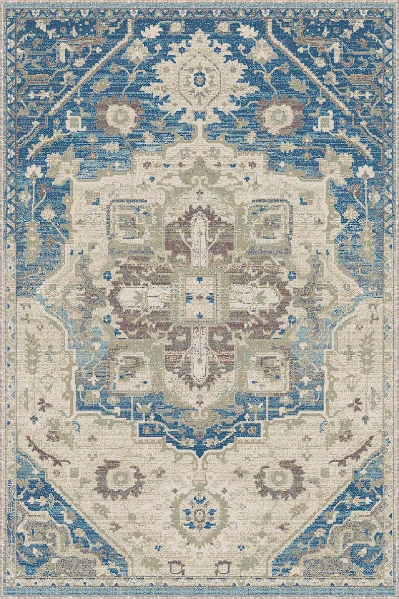 Puede incluir: Alfombra rectangular con un dise&ntilde;o tradicional intrincado. La alfombra presenta un medall&oacute;n central en tonos beige, marr&oacute;n y azul, rodeado por un borde de patrones azules y beige. La est&eacute;tica general es vintage y ornamentada.