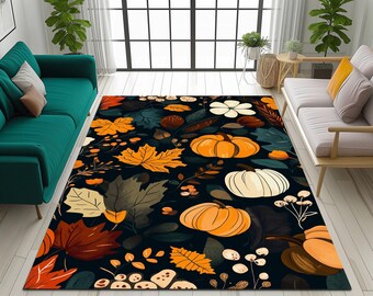 Puede incluir: Una alfombra rectangular con fondo negro que presenta un patrón repetitivo de hojas de otoño naranjas y amarillas, calabazas blancas y naranjas, pequeñas bayas blancas y diversos elementos botánicos por toda la superficie.